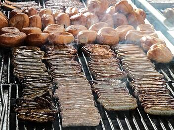 Nürnberger Kult-Lokal Bratwurst Röslein verschenkt zur Corona-Impfung Drei im Weggla