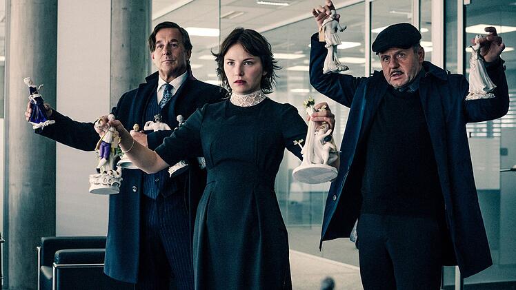 Auf frischer Tat ertappt: Wie sich Allmen (Heino Ferch, links), sein treuer Diener Carlos (Samuel Finzi) und Yasmin (Devrim Lingnau) wohl aus dieser Situation befreien werden?