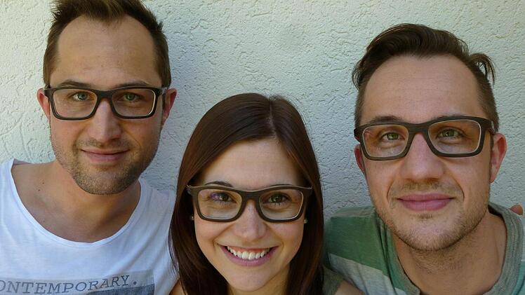 Setzen auf Holz - und damit vielleicht einen neuen Trend: Florian Klauer, Eva Mahr und Philipp Klauer tragen die hölzernen Brillengestelle.