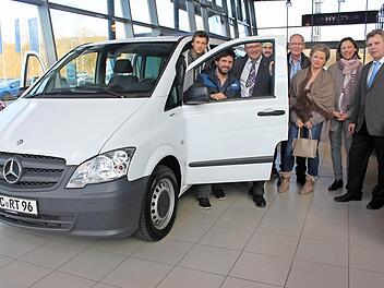 Sie freuen sich über das neue Struwwelmobil. Im Bild von links: Benjamin Eber, Samuel Rauch, beide vom Struwwelpeter, Hans Walter Wittig (Rotary), Daniel Gatz (Rosenbergalm), Andreas Wolf, Anne Spörl, Christina Anne Bijok (Rotary) und Matthias Barnickel (Autohaus Müller).