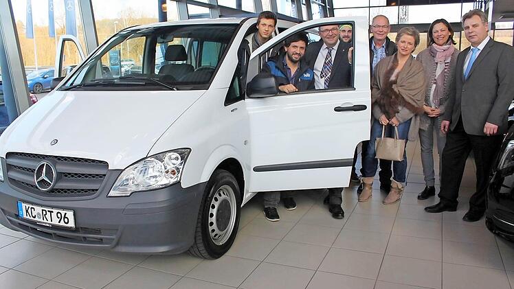 Sie freuen sich über das neue Struwwelmobil. Im Bild von links: Benjamin Eber, Samuel Rauch, beide vom Struwwelpeter, Hans Walter Wittig (Rotary), Daniel Gatz (Rosenbergalm), Andreas Wolf, Anne Spörl, Christina Anne Bijok (Rotary) und Matthias Barnickel (Autohaus Müller).