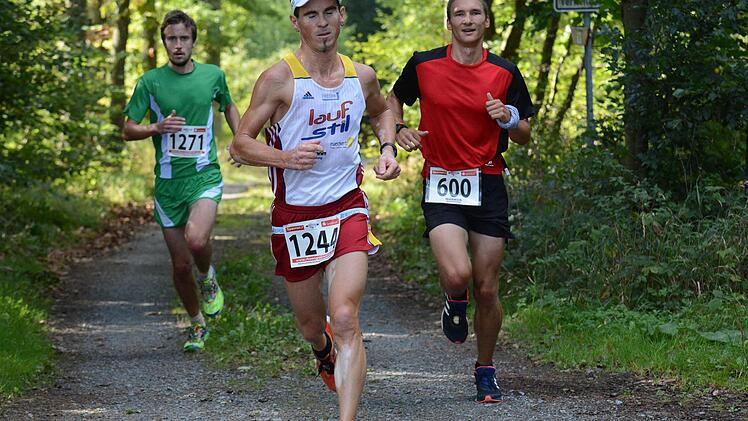 Zu gut für die Konkurrenz: Mit der Siegerzeit von 1:18:13 Stunden gewann Markus Unsleber (Bildmitte) den Halbmarathon. Foto: ssp