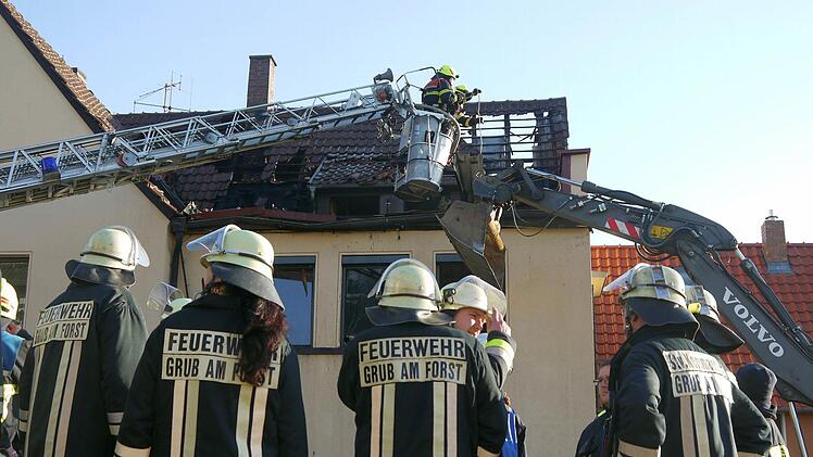 Aufräumarbeiten nach dem Dachstuhlbrand in Grub am Forst. Foto: Berthold Köhler