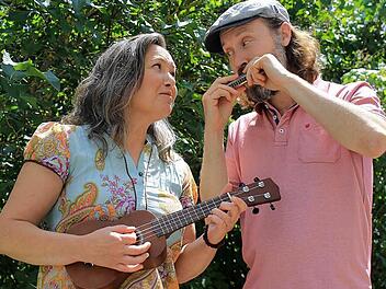 Mit Musik kommen Christiane Weindorfer und Nico Kosian bei den Patienten besonders gut an.  Foto: Dominic Buckreus