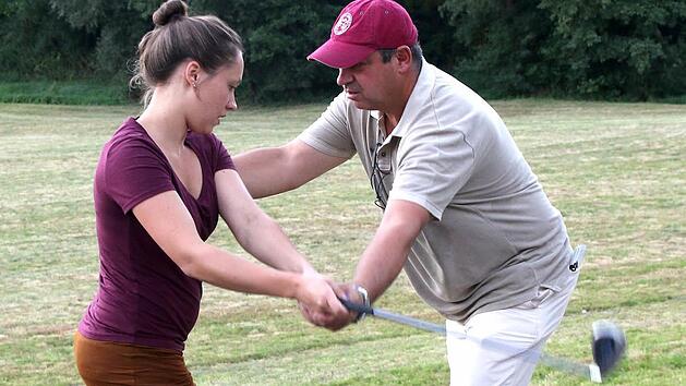 Impressionen der zweiten Haarther Golf-Open, bei denen zehn Spieler (unten, rechts) auf einer Wiese vor dem Haarther Keller an den Start gingen. Fotos: Michael Stelzner