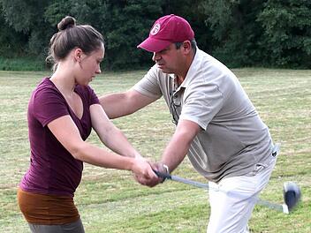 Impressionen der zweiten Haarther Golf-Open, bei denen zehn Spieler (unten, rechts) auf einer Wiese vor dem Haarther Keller an den Start gingen. Fotos: Michael Stelzner