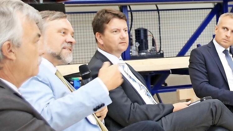Vertreter des Handwerks und der Politik diskutierten über die Chancen des Handwerks im Zeitalter der Digitalisierung (von links Handwerkskammer Hauptgeschäftsführer Rolf Lauer, Prof. Klaus Schilling, MdL Sandro Kirchner, Moderator Alexander Subat, Landrat Thomas Bold und Hanse Haus-Geschäftsführer Marco Hammer. Foto: Heike Beudert