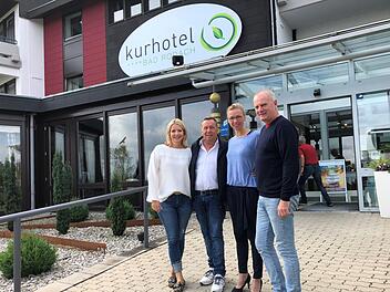 Prominenter Gast im Bad Rodacher Kurhotel: Lutz Lange (rechts) beschreibt den Austausch mit Roland Kaiser als "angenehm kurzweilig". Mit im Bild: Roland Kaisers Frau Silvia (links) sowie die Geschäftsführerin der Therme Natur, Stine Michel.Foto: privat