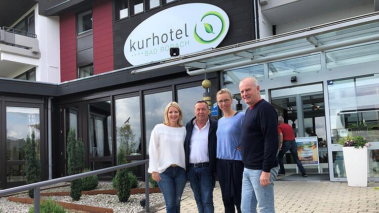 Prominenter Gast im Bad Rodacher Kurhotel: Lutz Lange (rechts) beschreibt den Austausch mit Roland Kaiser als "angenehm kurzweilig". Mit im Bild: Roland Kaisers Frau Silvia (links) sowie die Geschäftsführerin der Therme Natur, Stine Michel.Foto: privat