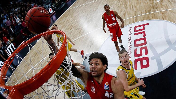 Michael Carrera, hier beim Bundesligaspiel gegen Alba Berlin in Aktion, muss die Bamberger wieder verlassen. Foto: Daniel Löb