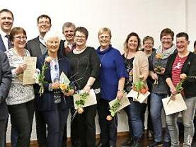 Diakon Günter Deinhardt (links) überreichte die Ehrenurkunden, dahinter KV-Vertrauensmann Frank Müller, der mit Stellvertreterin Andrea Schumann Blumen und Präsente überreichte, von Bürgermeister Marko Steiner gab's lobende und dankende Worte und von Pfarrer Jörg Mahler den Segen Gottes.  Foto: Manja von Nida