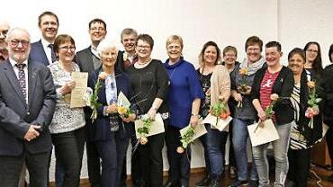 Diakon Günter Deinhardt (links) überreichte die Ehrenurkunden, dahinter KV-Vertrauensmann Frank Müller, der mit Stellvertreterin Andrea Schumann Blumen und Präsente überreichte, von Bürgermeister Marko Steiner gab's lobende und dankende Worte und von Pfarrer Jörg Mahler den Segen Gottes.  Foto: Manja von Nida