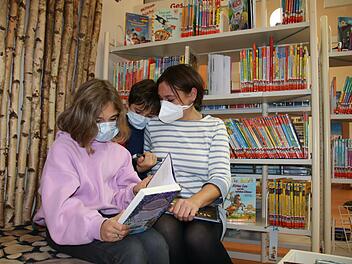 Johanna Rennert-Himmler ist mit ihren beiden Kindern Emma und Bennet oft in der Hammelburger Stadt-Bibliothek. Das umfangreiche Medien-Angebot dort ist für sie einer der Hauptgründe, regelmäßig in die Innenstadt zu gehen.