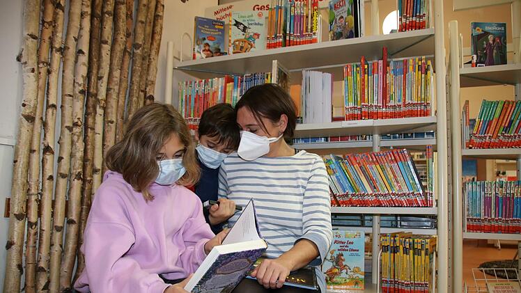 Johanna Rennert-Himmler ist mit ihren beiden Kindern Emma und Bennet oft in der Hammelburger Stadt-Bibliothek. Das umfangreiche Medien-Angebot dort ist für sie einer der Hauptgründe, regelmäßig in die Innenstadt zu gehen.