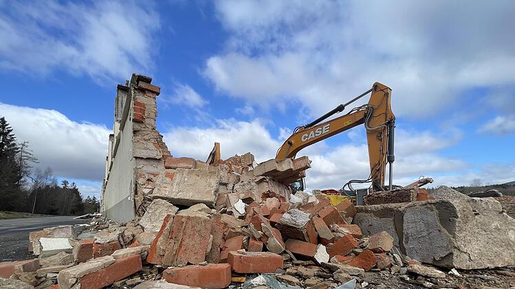 Der  Abriss der Gebäude der  ehemaligen Philipp Vorndran Holzwerke hat längst begonnen. Foto: Sebastian Schmitt