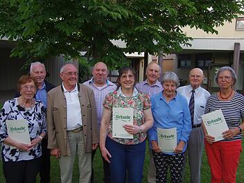 Zahlreiche Ehrungen standen bei der Jahreshauptversammlung des Obst- und Gartenbauvereins Garitz an: (von links) Marianne Düstler, Kurt Düstler, Klaus Thull, Horst Sterker, Brigitte Sterker, Wolfgang Schneider, Helmtrud Vogl, Franz Bruna und Isold...