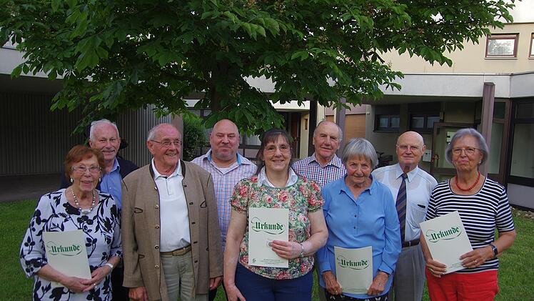 Zahlreiche Ehrungen standen bei der Jahreshauptversammlung des Obst- und Gartenbauvereins Garitz an: (von links) Marianne Düstler, Kurt Düstler, Klaus Thull, Horst Sterker, Brigitte Sterker, Wolfgang Schneider, Helmtrud Vogl, Franz Bruna und Isold...