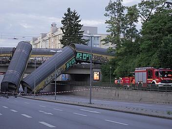 G&uuml;terzug st&uuml;rzt in M&uuml;nchen von Br&uuml;cke
