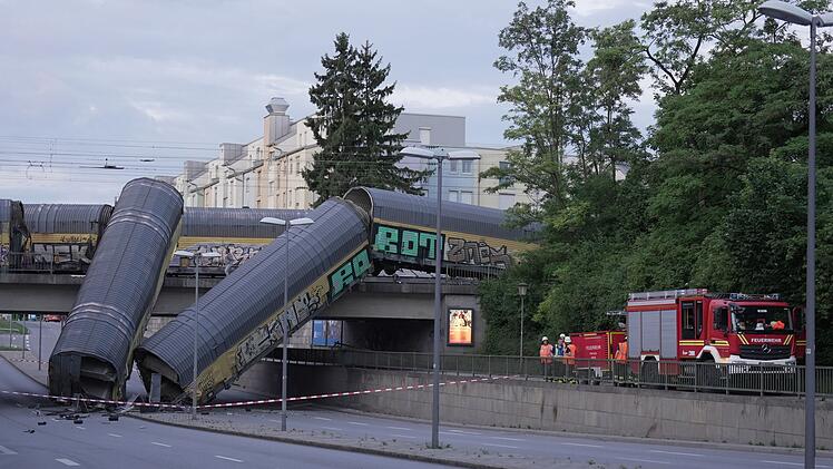 G&uuml;terzug st&uuml;rzt in M&uuml;nchen von Br&uuml;cke