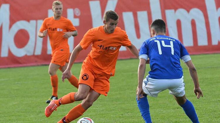 Youngster Levin Pauli (Mitte) schmeckte die Aggressivität der VfB-Spieler nicht besonders. Hier stellt sich ihm Torschütze Milos Tesic in den Weg.