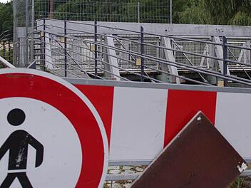 Der Schwarze Steg in Kronach weist erhebliche Mängel auf und ist daher gesperrt. Die Stadt sucht nach einer Lösung. Foto: Marco Meißner