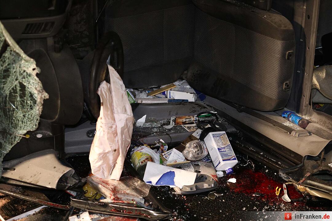Kleintransporter prallt auf A9 auf Stauende – Ein Toter, ein Schwerverletzter