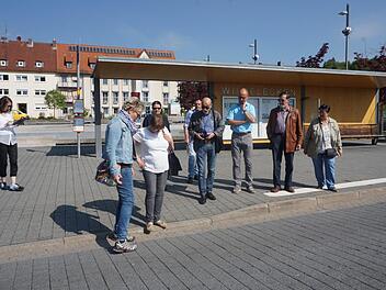 Ortsbegehung in Wildflecken an der Bushaltestelle (von links) : Antje Rink, Gabriele Rüttiger, Nicole Müller, Allianzmanagerin Michaela Schleiffer, Willi Mathes, Helmut Beck, Bürgermeister Gerd Kleinhenz, Alfons Holzheimer und Ehrentraud May.  Foto: Marion Eckert