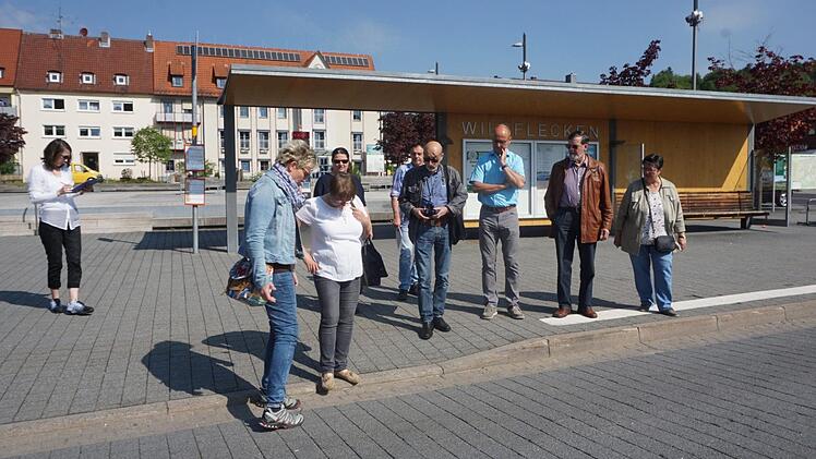 Ortsbegehung in Wildflecken an der Bushaltestelle (von links) : Antje Rink, Gabriele Rüttiger, Nicole Müller, Allianzmanagerin Michaela Schleiffer, Willi Mathes, Helmut Beck, Bürgermeister Gerd Kleinhenz, Alfons Holzheimer und Ehrentraud May.  Foto: Marion Eckert