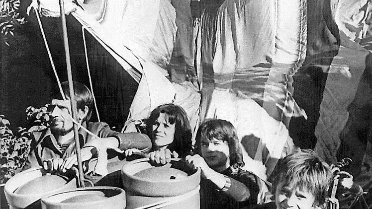 Das Archivfoto vom 17. September 1979 zeigt die Familie Strelzyk mit einem Heißluftballon, mit dem sie und eine weitere Familie am 16. September 1979 eine Flucht aus der DDR unternommen hatte. Diese spektakuläre Flucht will Michael Bully Herbig verfilmen. Foto: Feldrapp/dpa