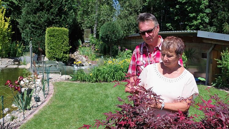 Ursula und Josef Trebes haben sich in den letzten Jahren in mühevoller Arbeit eine Gartenoase geschaffen. Foto: Gerd Fleischmann