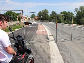 Die neue Aischbrücke bleibt weiterhin gesperrt. Die für Freitag geplante Öffnung wird auf die kommende Woche verschoben. Foto: Andreas Dorsch