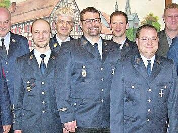 Rene Stephan, Thomas Knauer und Bernd Zarske (Mitte, von links) sind bei der Hauptversammlung der Feuerwehr Gestungshausen für 25 Jahre aktiven Dienst ausgezeichnet worden. Foto: Klaus Oelzner