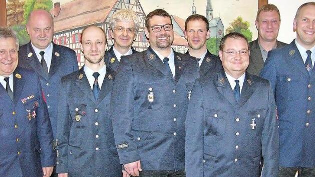 Rene Stephan, Thomas Knauer und Bernd Zarske (Mitte, von links) sind bei der Hauptversammlung der Feuerwehr Gestungshausen für 25 Jahre aktiven Dienst ausgezeichnet worden. Foto: Klaus Oelzner