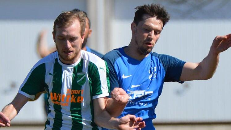 Der Lettenreuther Johannes Kraus (rechts) im Zweikampf mit dem Dörfleinser Raphael Ramer. Foto: Gunther Czepera