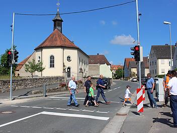 Hans Neuner, Marko Kriegelsteiner und Johannes Krapp (v. l.) testen die neue Ampelanlage. Foto: Evi Seeger