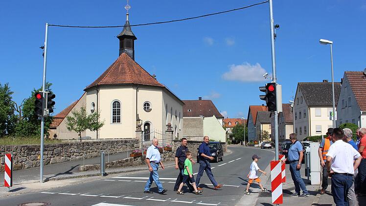 Hans Neuner, Marko Kriegelsteiner und Johannes Krapp (v. l.) testen die neue Ampelanlage. Foto: Evi Seeger