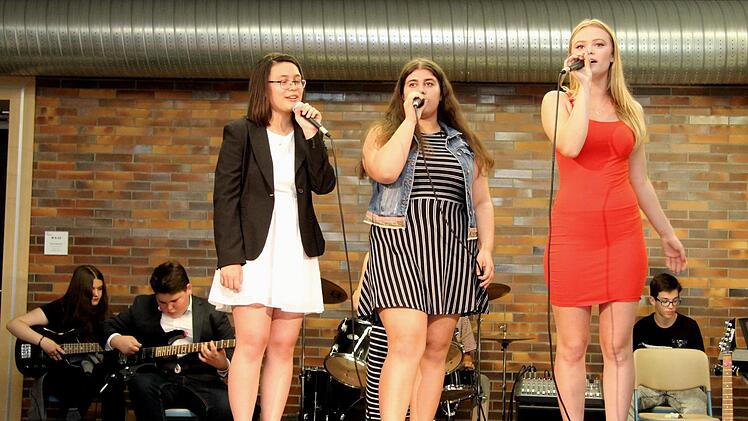 Der Musikkurs der neunten Klasse eröffnete den Abend mit fetziger Musik.  Foto: Richard Sänger