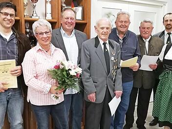 Die Ehrung langjähriger und verdienter Mitglieder prägte die Hauptversammlung der Schützengesellschaft Untersteinach. Unser Bild zeigt (von links) Ralph Wahlich, Beate Kratkai, Bürgermeister Volker Schmiechen, Ehrenvorsitzenden Günther Weber, Hans-Dieter Limmer, Hans Wahlich, Schützenmeister Mark Trapper und Vorsitzende Inge Winkler.  Foto: Klaus-Peter Wulf