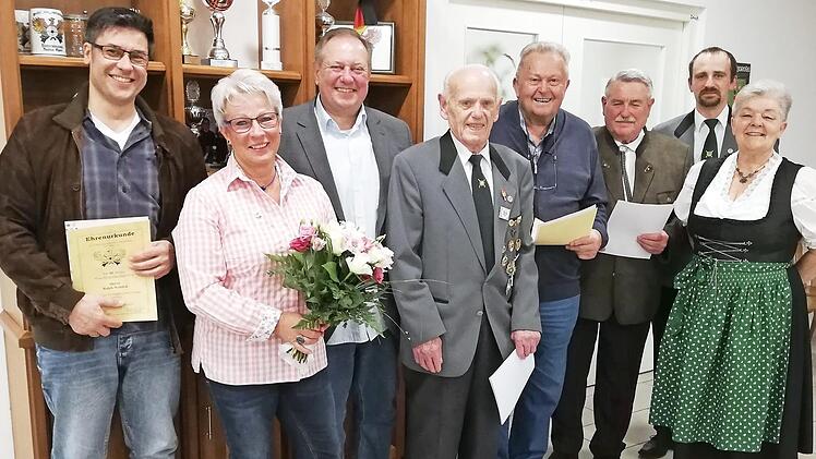Die Ehrung langjähriger und verdienter Mitglieder prägte die Hauptversammlung der Schützengesellschaft Untersteinach. Unser Bild zeigt (von links) Ralph Wahlich, Beate Kratkai, Bürgermeister Volker Schmiechen, Ehrenvorsitzenden Günther Weber, Hans-Dieter Limmer, Hans Wahlich, Schützenmeister Mark Trapper und Vorsitzende Inge Winkler.  Foto: Klaus-Peter Wulf