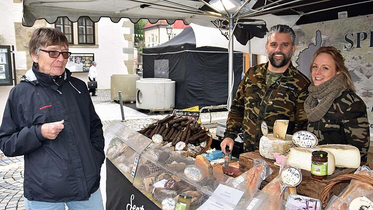 Eine der Attraktionen am diesjährigen Haßfurter Straßenfest ist das französische Dorf am Pierrelatte-Platz. Im Bild Sebastien und Virginie Toscanini aus Korsika (rechts), die in der Nähe von Pierrelatte in Südfrankreich wohnen, und eine Besucherin (links).