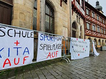 Am Donnerstagmorgen wurden vier bemalte Bettlaken über die Bauzäune vor dem Rathaus gehängt. Foto: Ronald Heck