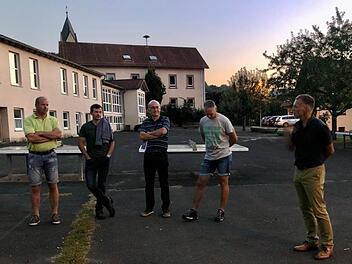 Vor Ort beratschlagten die Gemeinderäte über die Neugestaltung des zum Abbruch stehenden Areals der alten Gemeindekanzlei, Feuerwehrhalle und Lagerhalle. Auch das marode Jugendheim soll eingerissen und mit Schallschutz versehen integriert werden. Foto: Evelyn Schneider