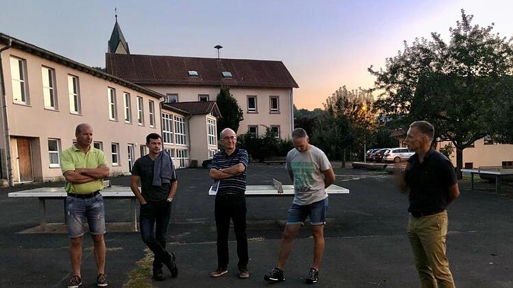 Vor Ort beratschlagten die Gemeinderäte über die Neugestaltung des zum Abbruch stehenden Areals der alten Gemeindekanzlei, Feuerwehrhalle und Lagerhalle. Auch das marode Jugendheim soll eingerissen und mit Schallschutz versehen integriert werden. Foto: Evelyn Schneider