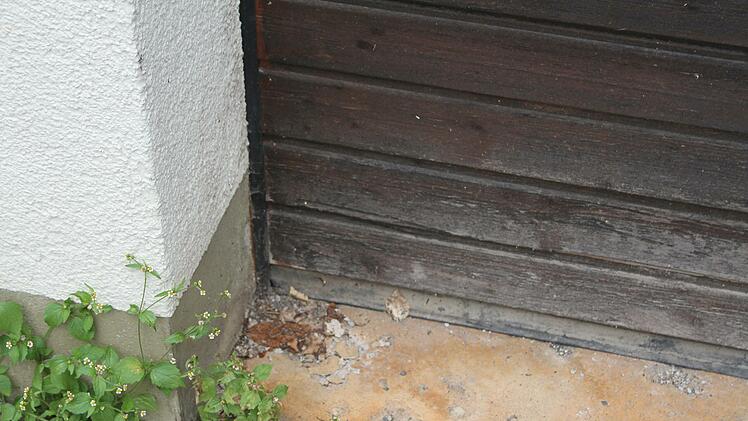 Gelbe Flüssigkeiten sorgen auch an den Gebäuden für Schäden. Foto: Sonny Adam