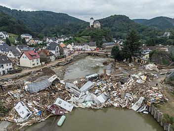 Die Flut hat eine Schneise der Zerstörung durch viele Orte des Ahrtals gerissen. Auch das Erlebte lässt die Betroffenen der Flutkatastrophe nicht mehr los. Foto: Boris Roessler/dpa