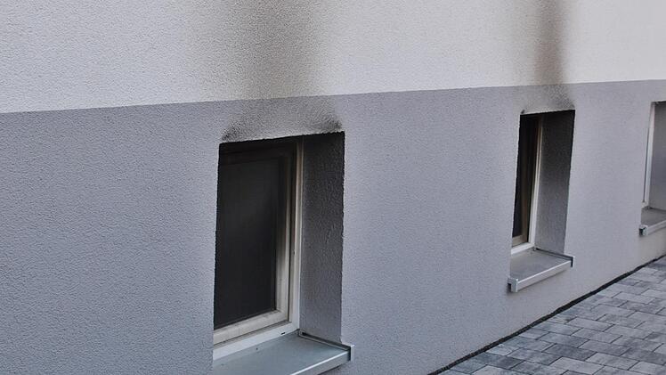 Die Kellerfenster zeigen noch die Brandspuren vom Mittwoch. Foto: Hanns Friedrich