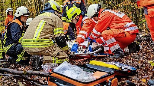Feuerwehr und Rettungskräfte arbeiten Hand in Hand.
