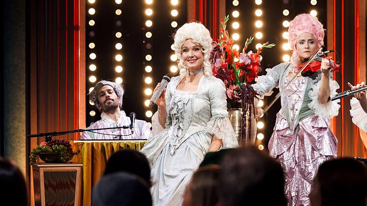 Auch dem sp&auml;ten Rokoko stattet Carolin Kebekus einen Besuch ab.