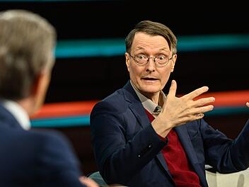 SPD-Politiker Karl Lauterbach lie&szlig; es sich bei "Markus Lanz" nicht nehmen, verbal gegen Friedrich Merz auszuteilen.