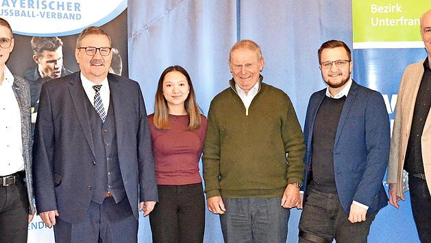 V.l. J&uuml;rgen Pfau (Bezirks-Vorsitzender/BFV-Vizepr&auml;sident), Heinrich Keller (Kreis-Schiedsrichterobmann Schweinfurt), Melanie Stumpf, Winfried Mahr, Moritz Meisel (Gruppen-Schiedsrichterobmann Ha&szlig;berge), Michael Walter (Bezirks-Schiedsrichterobmann).